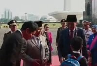 Wakil Presiden Terpilih Periode 2024 - 2029 Gibran Rakabuming Raka ikut menyambut langsung kedatangan Jokowi beserta Ibu Iriana Joko Widodo saat keduanya di Monas. (Dok. Tangkapan Layar Video)