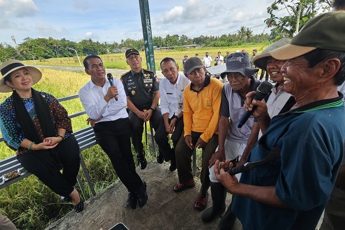 Ketua Komisi IV DPR RI, Titiek Soeharto saat meninjau jalanya panen raya bersama Menteri Pertanian Andi Amran Sulaiman di Kabupaten Bantul. (Dok. Kementerian Pertanian)