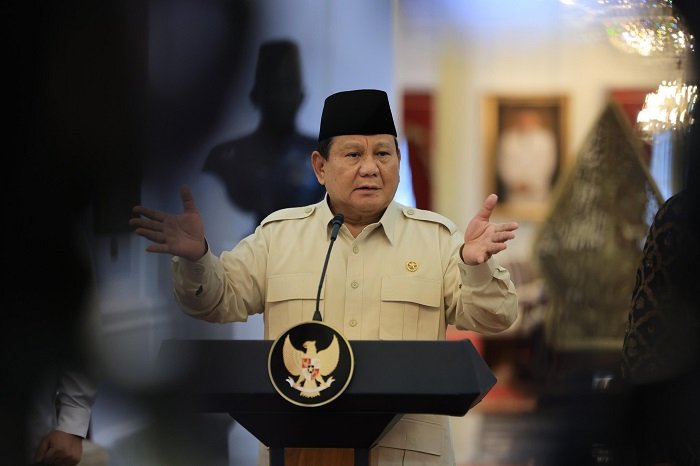 Presiden Prabowo Subianto menggelar rapat terbatas sekaligus makan siang bersama sejumlah jajaran Menteri Kabinet Merah Putih. (Facebook.com @Prabowo Subianto )

